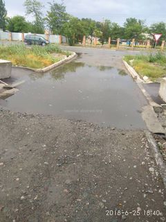 На тротуаре ул.Патриса Лумумбы в Бишкеке после дождей образовывается большая лужа (фото)