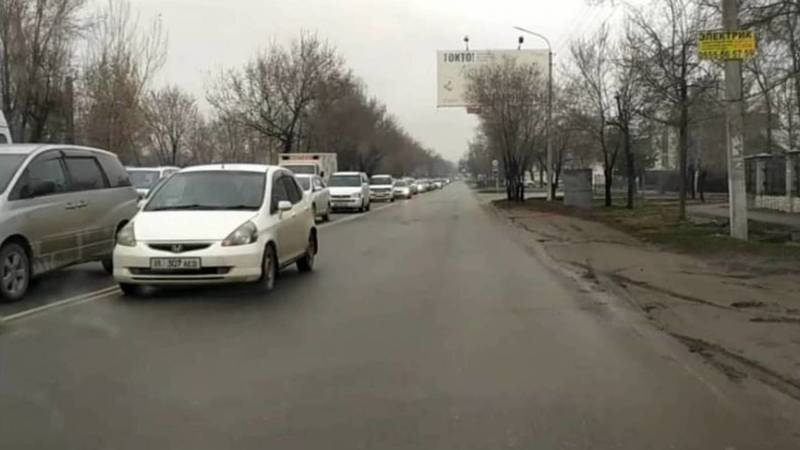 Три машины проехали по встречке на Чапаева. Видео
