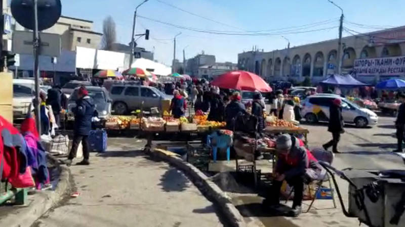 На Ошском рынке на ул.Кулиева полно стихийных торговцев. Видео горожанина