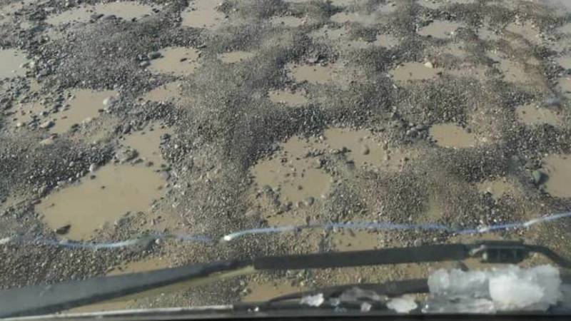 Житель Жалал-Абадской области жалуется на состояние дороги. Фото
