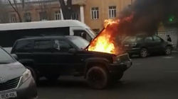 Возле Республиканской больницы сгорела машина. Видео