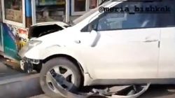 На Киевской «Ист» врезался в киоск. Видео с места аварии