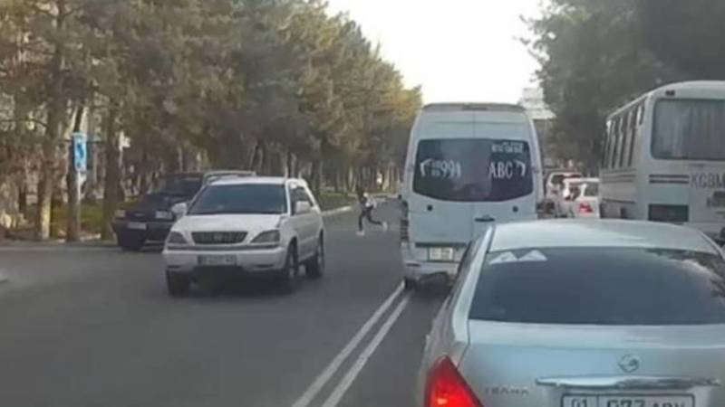 Девочка перебегает дорогу в неположенном месте на Юнусалиева. Видео