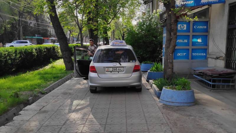 «Фит» припарковался посреди тротуара на Московской. Фото
