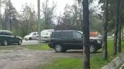 На газоне на Каралаева образовали парковку. Видео