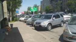 На остановке по Ибраимова паркуются машины. Фото