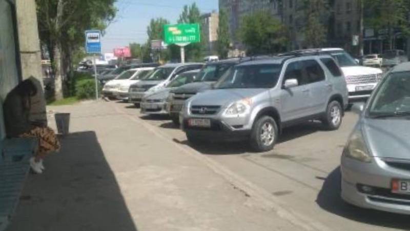 На остановке по Ибраимова паркуются машины. Фото