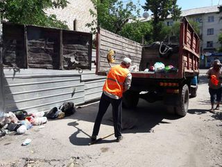 Фото — Сотрудники «Тазалыка» убрали мусор на Руставели-Ахунбаева