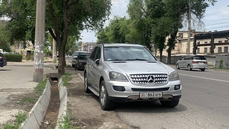Бишкекчанин припарковал свой «Мерседес ML 500» на проезжей части, закрыв обзор другим водителям. Фото