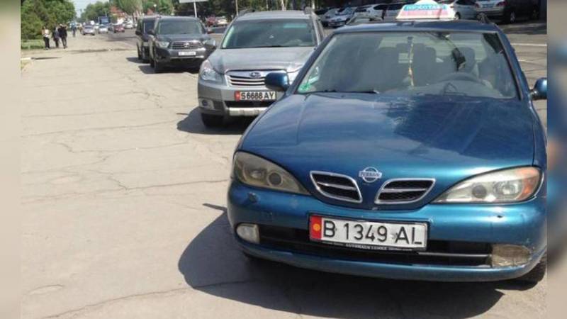 В Бишкеке возле цирка водители паркуются на тротуаре