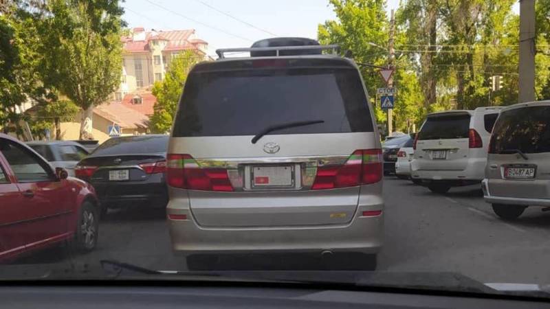 В Бишкеке замечена «Тойота» со стертыми номерами. Фото