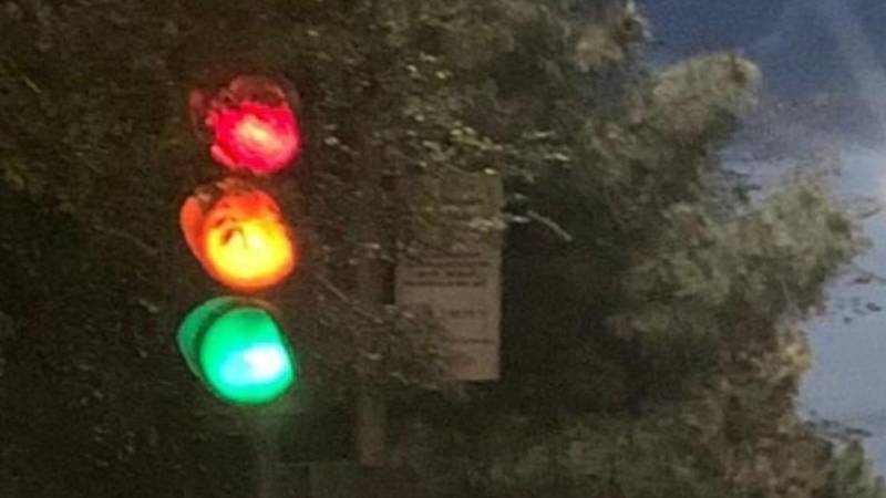 В Кок-Жаре на светофоре одновременно горят все 3 сигнала. Фото