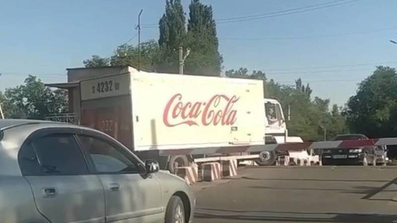 Грузовик фирмы Сoca Сola и машина автошколы проехали через ЖД-переезд в нарушение ПДД. Видео