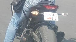 Мотоциклист заклеил госномер изолентой. Фото