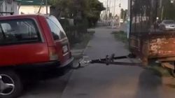 В Таласе водитель припарковался, прицепом закрыв тротуар. Видео
