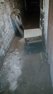 На Ахунбаева-Токтоналиева арычная вода затапливает подвалы домов, - житель