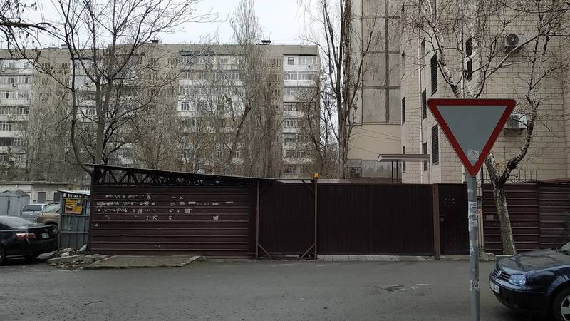Во дворе по ул.Шопокова жильцы установили забор на месте дороги