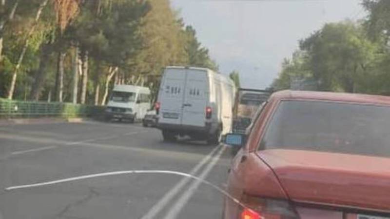 В Бишкеке бус создал аварийную ситуацию, - очевидец (фото)