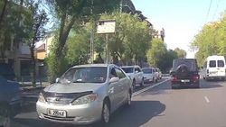 На Абдрахманова-Медерова «Тойота» выехала на встречную полосу. Видео