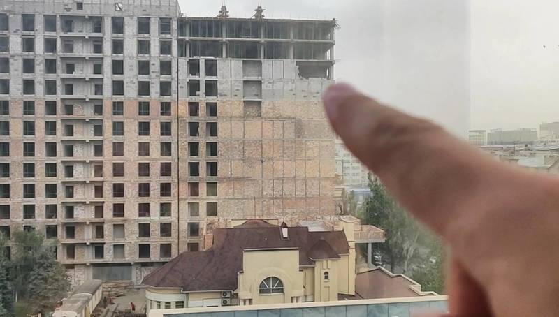 В Бишкеке на 11 этаже многоэтажки, строящейся компанией «Кут строй», обрушилась часть стены