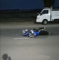 По дороге в аэропорт мотоциклист насмерть сбил пешехода. <b>Видео</b>