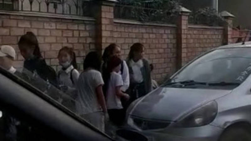 Возле школы №54 дети продираются сквозь машины, припаркованные на тротуаре. Видео