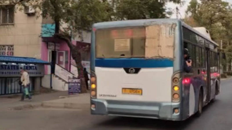 Автобус №35, у которого 32,5 тыс. сомов штрафов, едет по встречке на Московской. Видео