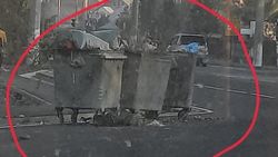 В Ак-Орго мусорные баки стоят на дороге. Фото местного жителя