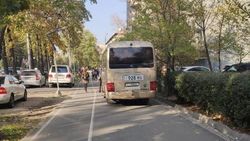 Автобус МВД припарковали на тротуаре. Фото