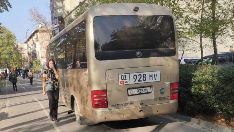 Автобус МВД припарковали на тротуаре. Фото
