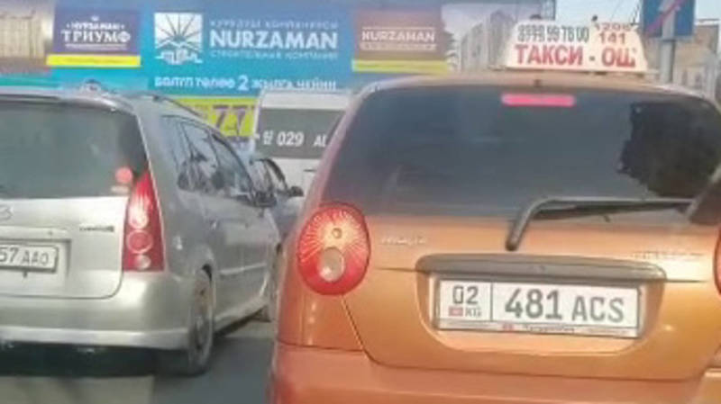 В Оше на Абдыкадырова пробки из-за перерытой дороги. Видео