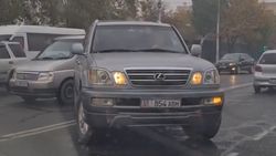 Lexus LX 470 развернулся через двойную сплошную на Фрунзе. Видео и фото