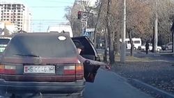 Женщина выкинула мусор из машины на дорогу. Видео