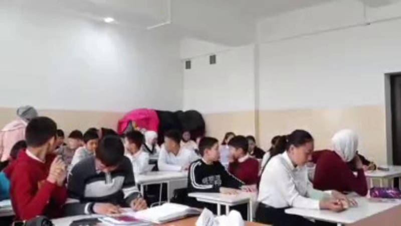 Учительница ударила ученика по голове книгой. Видео