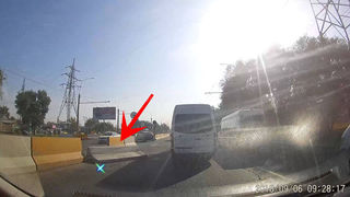 На Дэн Сяопина дорожное ограждение упало на проезжую часть (фото, видео)