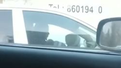 Патрульный везет детей на переднем сидении авто. Видео