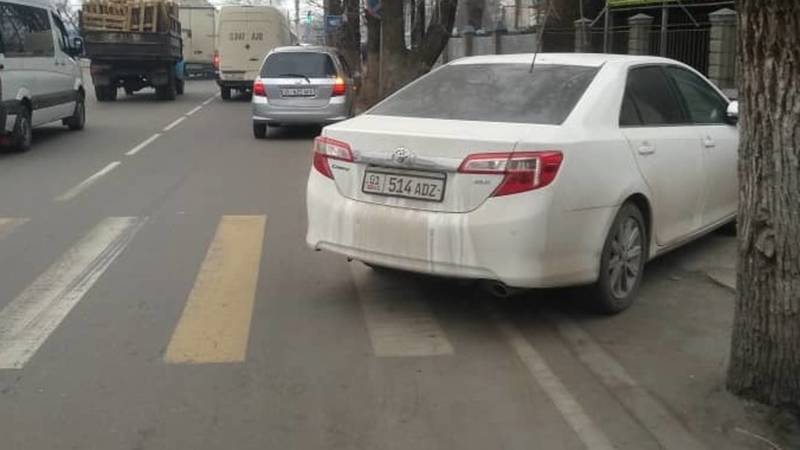 «Камри» припаркована на «зебре» возле прокуратуры Аламединского района. Фото