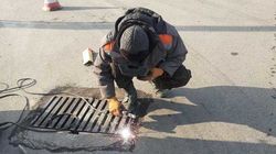 «Бишкекасфальтсервис» установил решетку ливнеприемника на Алыкулова. Фото