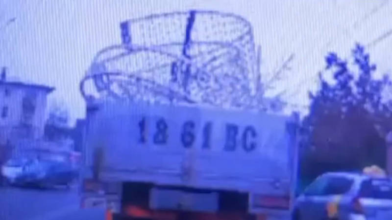 Грузовик, у которого штрафы на 45,5 тыс. сомов, снес светофор на Ахунбаева. Видео