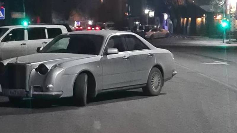 На Ауэзова-Салиевой авто припаркованы прямо на проезжей части, - бишкекчанин. Фото