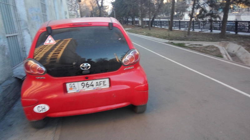 «Тойота Айго» второй день подряд паркуется на тротуаре на Айтматова. Фото