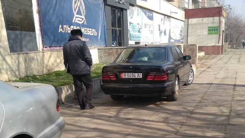 Два «Мерседеса», у которых штрафы на сумму 62 тыс. сомов, припаркованы на тротуаре возле ГУВД Чуйской области. Фото