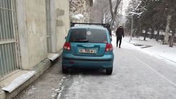 На тротуаре на Айтматова устроили стихийную парковку. Фото