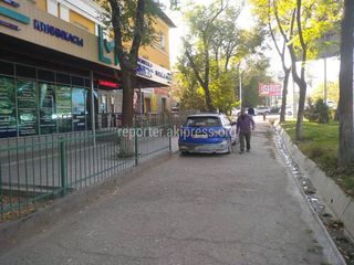 «Мазду» припарковали на тротуаре вдоль правительственной трассы