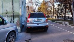 «Хонда» припаркована на тротуаре на Айматова. Фото