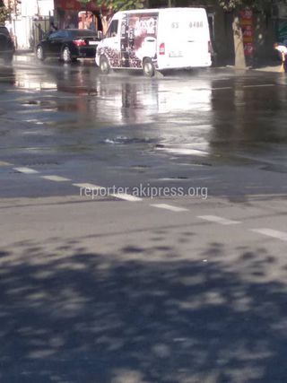 На Бейшеналиевой-Рыскулова из-под люка бежит вода (фото)