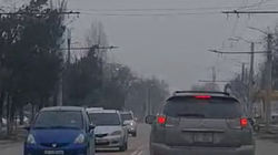 На ул.Валиханова днем горят фонари. Видео