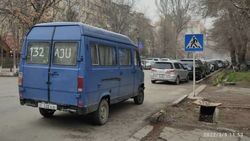 Бус «Мерседес» припаркован в неположенном месте на Уметалиева. Фото
