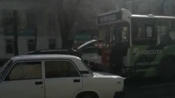 На Московской троллейбус №4 врезался в легковушку. Видео с места аварии