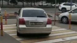 «Тойота» припаркована на «зебре» возле «Глобуса» на ТЭЦ. Видео